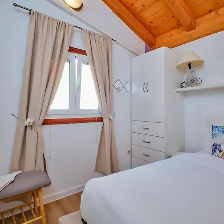 Apartment 1 Bedroom Cozy In *