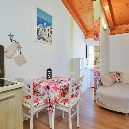 Apartment 1 Bedroom Cozy In *